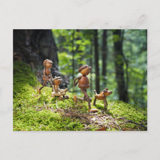 Cartão Postal Família Acorn elves em caminhada