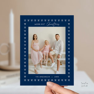 Cartão Postal Família com padrão de laço azul marinho moderno Fo