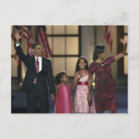 Família de Barak Obama acena na última noite de