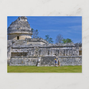 Cartão Postal Família de turistas passa por antigo maia