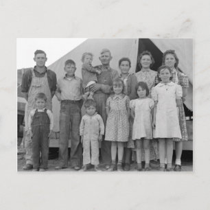 Cartão Postal Família emigrante durante a colheita da ervilha --