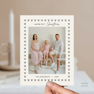 Cartão Postal Família Moderna com Arco Preto no Natal para Foto