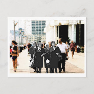 Cartão Postal Família no passeio à beira mar