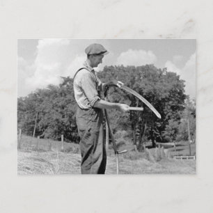Cartão Postal Farmer Sharing a Scythe, 1930