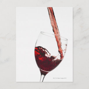 Cartão Postal Fechar o vinho tinto sendo derramado em vidro