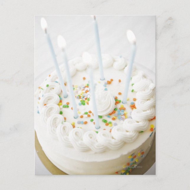 Cartão Postal Feche o bolo de aniversário com velas de aniversár (Frente)