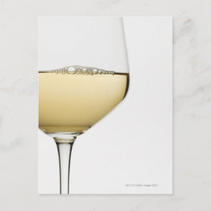 Cartão Postal Feche o copo de vinho branco sobre branco