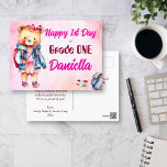 Cartão Postal Feliz 1rua de ursinho de pelúcia da escola com uma<br><div class="desc">Feliz dia de 1rua de ursinho de pelúcia da escola com uma bolsa de jaqueta saudando cartão postal para uma garota que começa a escola.</div>