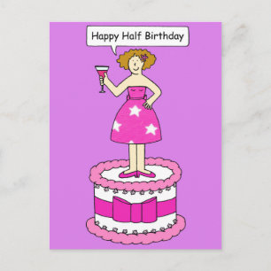 Cartão Postal Feliz Meio Aniversário Senhora em Pé em um Bolo