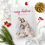 Cartão Postal Feliz Natal Elegante - Foto Única do Script Vermel<br><div class="desc">Um simples cartão de Natal de caligrafia,  fácil de personalizar com sua foto,  a caligrafia vermelha branca é perfeita para fotos verticais claras.</div>