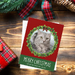 Cartão Postal Feliz Natal Wreath Fotada Personalizada de Gato Ve<br><div class="desc">Um belo cartão postal de Natal de animais domésticos com uma coroa verde de Natal com um texto branco de fundo vermelho. Substitua a foto do seu gato no centro da coroa ou adicione uma foto de gatinho para seus amigos e família. Feliz Natal está escrito em branco.</div>