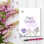 Cartão Postal Feliz Verão borboleta violeta-rosa<br><div class="desc">Um fundo branco na frente. Decorados com abelhas e pintados de flores silvestres em violeta,  rosa e uma borboleta grande. Texto: Feliz Verão! Fundo: fundo violeta.</div>