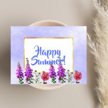 Cartão Postal Feliz Verão, flores cor-de-rosa, de ouro branco e<br><div class="desc">Um cartão postal decorado com um céu azul como pano de fundo,  e flores de verão como luvas de raposa roxas. Uma imagem falsa de ouro. Escrito com letras azuis e texto: Feliz Verão!</div>