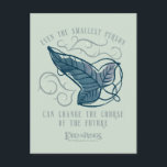 Cartão Postal Fellowship Elven Brooch Quote Graphic<br><div class="desc">Celebrate the Fellowship with this elegant, Lord of the Rings™ Elven brooch design. Featuring a beautifully detailed leaf carried on swirling Elvish vines, the artwork symbolizes the connection between those entrusted with the protection of Middle-Earth™. The meaningful quote, “Even the smallest person can change the course of the future, ”...</div>