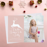 Cartão Postal Feriado de Fotografia Chic na Reindeer de Natal Ro<br><div class="desc">Um veado branco elegante salta sobre as palavras de Natal Esta é a Estação para ser Jolly neste lindo cartão de férias. elegância clássica com uma rena bonito sobre uma caligrafia maravilhosa e sua foto de família enchendo a frente desta bela carta de saudação rosa. A parte de trás é...</div>