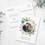 Cartão Postal Feriado de Natal Botânico Greenery<br><div class="desc">Esta foto de Natal | Características do cartão de férias pintado de aquarela eucalipto,  folhas verdes,  bagas vermelhas,  ramos de pinho com uma armação em círculo branco. Para personalização mais avançada deste design,  clique no link "personalizar mais". Itens correspondentes também estão disponíveis.</div>
