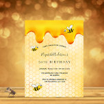 Cartão Postal Festa de aniversário do bumbum do mel<br><div class="desc">Elegante, divertido, convite de festas de verão de 50 anos (ou qualquer idade). Fundo amarelo, branco com um padrão de mel. Decorado com ouro, bebendo doce e abelhinhas felizes. O nome é escrito com um moderno estilo escrito à mão. Letras negras. Perfeito para uma festa de chá de verão em...</div>