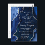 Cartão Postal Festa de aniversário mármore azul marinho e agata<br><div class="desc">Este elegante e glamouroso convite de aniversário apresenta um fundo de mármore azul marinho com sotaques falso de brilho prateado. O texto combina o script manuscrito e as fontes sans serif modernas para um aspecto elegante e sofisticado. Isso será perfeito para o outono e o inverno.</div>