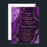 Cartão Postal Festa de aniversário mármore roxa e Dourada<br><div class="desc">Este elegante e glamouroso convite de aniversário apresenta um fundo de mármore roxo e agitado com sotaques de ouro falso. O texto combina o script manuscrito e as fontes sans serif modernas para um aspecto elegante e sofisticado. Isso será perfeito para o outono e o inverno.</div>