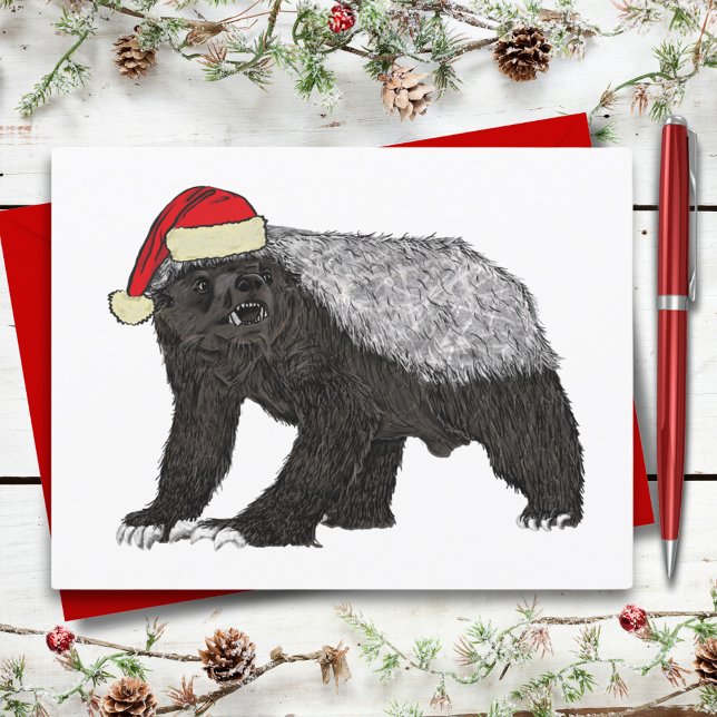 Cartão Postal Festivo Mel Badass Papais noeis Engraçados Natal (Christmas honey badger wearing a santa hat funny wild animal art holiday greetings postcard)