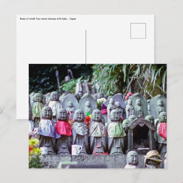 Cartão Postal Filas de pequenas estátuas de Jizo com bíblias - J (Frente/Verso)