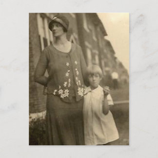 Cartão Postal filha por mãe e edifício