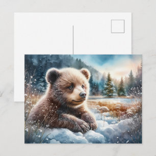 Cartão Postal Filhote de Urso Pardo na Neve do Inverno e Pinheir