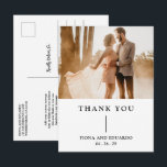 Cartão Postal Fiona Foto Bold Monograma Moderno Casamento<br><div class="desc">Obrigado de casamento contemporâneo e moderno, seu cartão-postal apresentando um design simples e mínimo com "Obrigado" junto com seus nomes e data de casamento em negrito com sua foto favorita. O verso tem sua mensagem personalizada. Este obrigado de casamento tipográfico preto e branco minimalista que você faz pode ser personalizado...</div>