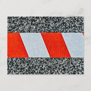 Cartão Postal Fita de aviso vermelha através da pedra granítica