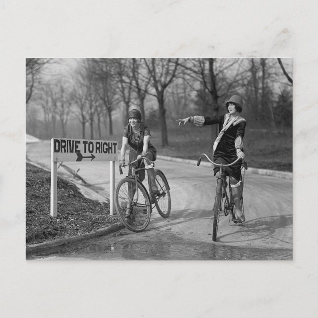 Cartão Postal Flapper Girls Riding Bicicletes, 1925 (Frente)
