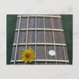 Cartão Postal Flor amarela no pescoço de guitarra