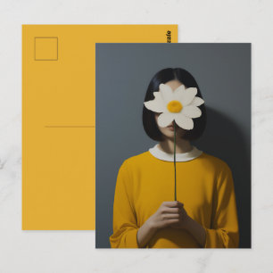 Cartão Postal Flor Branca de Vestido Amarelo da Mulher