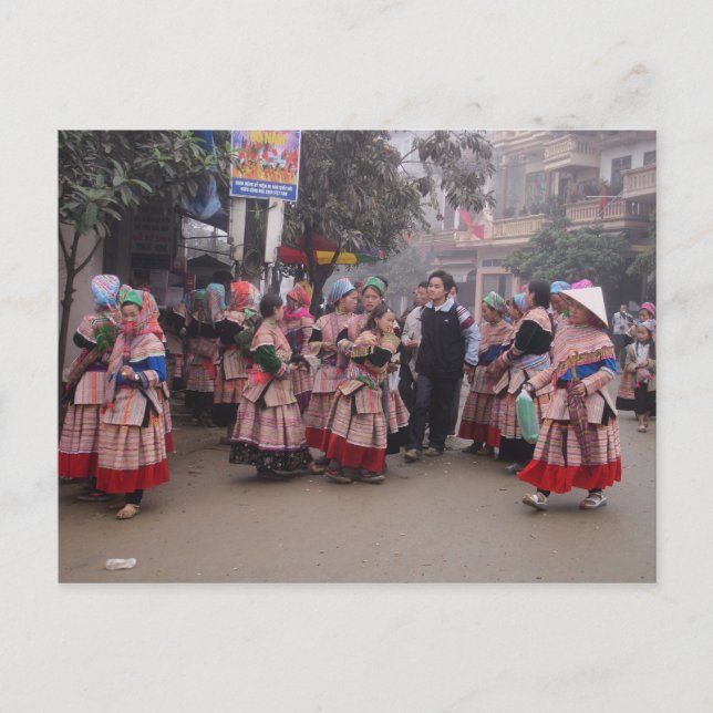 Cartão Postal Flor Hmong indo para o mercado (Frente)