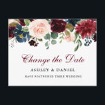 Cartão Postal Floral De Aquarela Altera A Data<br><div class="desc">Moderno Elegante Watercolor Burgundy Marsala Floral Mudança Floral A Data do Cartaz de Adiamento de Casamento apresenta rosas rosas,  rosas cor-de-rosa,  flores azuis e verde</div>