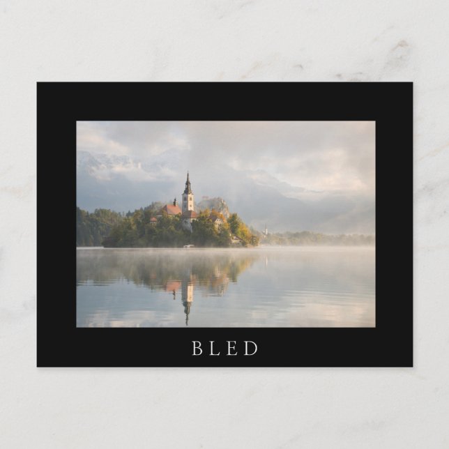 Cartão Postal Foggy Bled Lake sunrise no outono na Eslovênia (Frente)