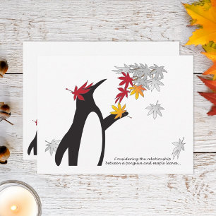 Cartão Postal Folhas de bordo de outono e pinguim engraçado