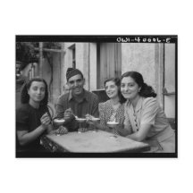 Foto antiga de pessoas comendo sorvete