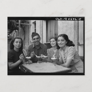 Cartão Postal Foto antiga de pessoas comendo sorvete