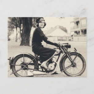 Cartão Postal Foto B&W da dama da motocicleta