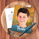 Cartão Postal Foto Bar Mitzvah Letra Moderna e Negrito Obrigado<br><div class="desc">Certifique-se de que o seu Bar Mitzvah favorito demonstre sua gratidão a todos que apoiaram seu evento marcante! Envie este cartão-postal de agradecimento personalizado, moderno e único! Caligrafia em branco e tipografia serifada em negrito se sobrepõem à foto de sua escolha. Uma Estrela de Davi azul-marinho, junto com sua nota...</div>
