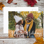 Cartão Postal Foto da família Feliz Feriados Foto Moderna e Mini<br><div class="desc">Cartaz fotográfico Elegante Happy Holidays com uma bela tipografia cursiva branca. Este cartão-postal da família de férias moderno e minimalista apresenta um belo roteiro e o seu nome em branco sobre a imagem de sangria do cheio.</div>