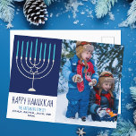 Cartão Postal Foto da família Hanukkah feliz Menorah azul<br><div class="desc">Este cartão postal feliz e giro Hanukkah apresenta uma linda menorah em um fundo azul ao lado da sua foto fofa de crianças. Este belo cartão postal de feriado judeu apresenta a sua própria fotografia junto ao seu nome familiar.</div>