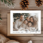 Cartão Postal Foto da família minimalista Feliz Natal<br><div class="desc">Celebre o Natal de 2025 em estilo com esta elegante e minimalista design. Apresentando uma foto da família e um texto personalizado, este cartão personalizado é perfeito para enviar desejos de feriados incríveis. Com o "Feliz Natal 2025" em uma fonte moderna e elegante e seu nome familiar, esta carta combina...</div>