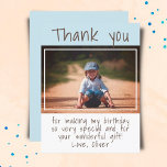 Cartão Postal Foto de aniversário do Modern Blue Boy Obrigado<br><div class="desc">Aniversário do Moderno Blue Boy Obrigado Cartão-postal. Obrigado moderno que você faz para crianças com um fundo azul e branco,  obrigado que você escreva e sua mensagem e nome. Personalize com sua foto favorita de uma aniversariante ou garoto. Obrigado seus amigos e família por seus presentes e desejos.</div>