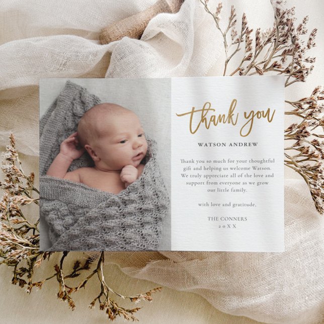 Cartão Postal Foto de Bebê Obrigado Carta Moderna (Elegant Gold Thank You Script Baby Photo Thank You Card.)