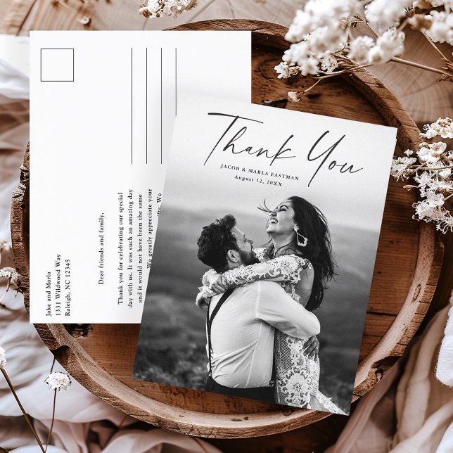 Cartão Postal Foto de casamento com agradecimento de roteiro mod (Modern script wedding photo thank you postcards.)