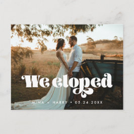 Cartão Postal Foto de casamento com letra retro vintage Nós fugi