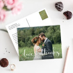 Cartão Postal Foto de Casamento de Script de Coração de Amor e O<br><div class="desc">Obrigado simples e elegante que você faz no postal apresenta uma foto favorita de casamento da noiva e do noivo, um moderno roteiro de caligrafia "amor e obrigados", design de cobertura, e um monograma dos nomes da noiva e do noivo e da data do casamento. A placa inclui um obrigado...</div>