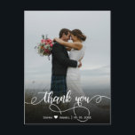 Cartão Postal Foto de casamento Elegante Na moda Script Obrigado<br><div class="desc">Elegante, Foto De Casamento De Mão Moderna, Obrigado Postard. modelo de na moda do obrigado do seu cartão-postal com uma foto vertical de cheio na frente com o texto "Obrigado" em uma fonte de script de tipografia com letras esbranquiçadas, com traços em branco na foto. O nome modelo inclui um...</div>