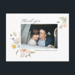 Cartão Postal Foto De Casamento Floral Doce Obrigado<br><div class="desc">Nossa adorável obrigado que seu cartão com fotos de casamento foi desenhada com flores,  bagas e folhas cor-de-rosa,  verde,  laranja,  com uma bela fonte de roteiro. O verso tem uma mensagem pré-escrita e alterável. Apresentando uma pequena flor no fundo. Kimberly Brett.</div>